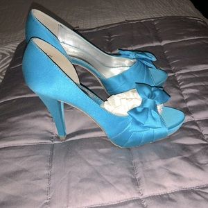 Open toe Bow tie pumps